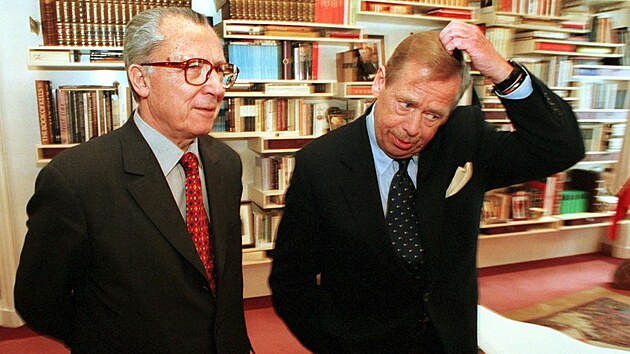 Prezident Vclav Havel se na Praskm hrad setkal s bvalm pedsedou Evropsk komise Jacquesem Delorsem. (23. ledna 2001)
