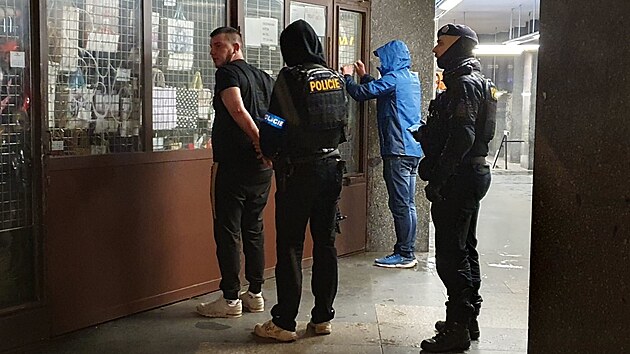 Policie zasahovala v Praze kvli mui vyhroujcmu grantem. Nakonec se ukzalo, e je to maketa. (22. 12. 2023)