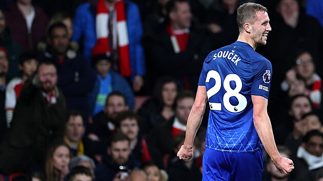 Tomáš Souček z West Hamu se raduje z gólu v zápase s Arsenalem.