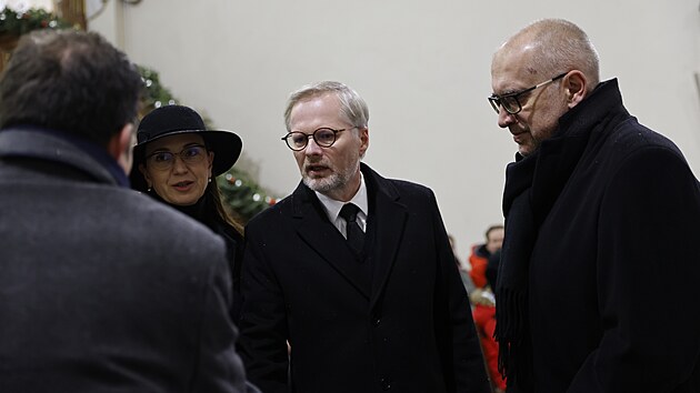 Premir Petr Fiala a ministr kolstv Mikul Bek na zdun mi v Brn za padl pi toku na FF UK (23. prosince 2023)