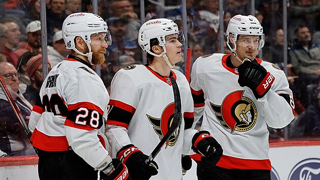 Claude Giroux, Ridly Greig a Dominik Kubalk (zleva) oslavili gl Ottawa Senators.