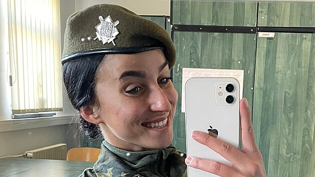 Tereza Bolfkov se hrd fot v armdnm boru.