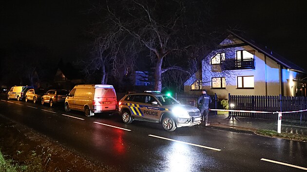 Policisté v souvislosti se stelbou na univerzit zasahují v rodinném dom na...