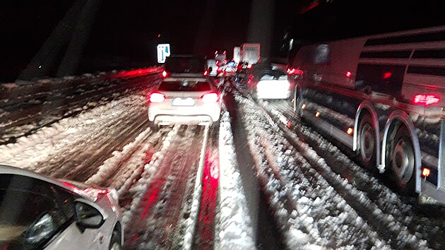 Dlnici D1 na 82. kilometru na Brno zablokovaly kamiony. Auta v kolon stoj u nkolik hodin. (23. prosince 2023)