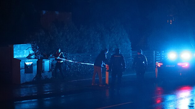 Policisté u domu v Hostouni podle informací iDNES.cz vyslali přímo do domu pyrotechnika, který prověřoval celý prostor. Spekulace o tom, že by se v domě měly vyskytovat plynové láhve policie nepotvrdila.