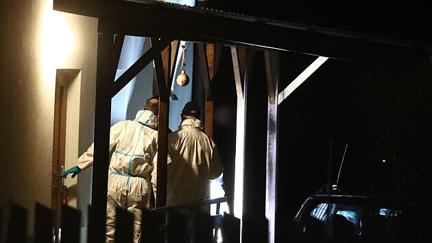 Policisté u domu v Hostouni podle informací iDNES.cz vyslali přímo do domu pyrotechnika, který prověřoval celý prostor. Spekulace o tom, že by se v domě měly vyskytovat plynové láhve policie nepotvrdila.