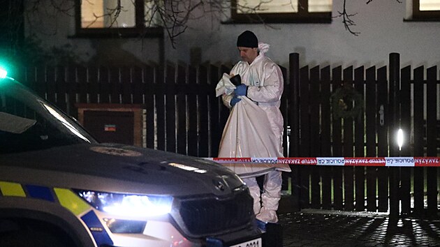 Policisté u domu v Hostouni podle informací iDNES.cz vyslali přímo do domu pyrotechnika, který prověřoval celý prostor. Spekulace o tom, že by se v domě měly vyskytovat plynové láhve policie nepotvrdila.