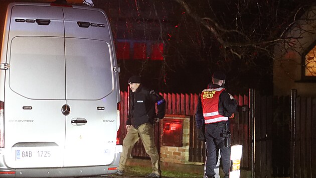 Policisté u domu v Hostouni podle informací iDNES.cz vyslali přímo do domu pyrotechnika, který prověřoval celý prostor. Spekulace o tom, že by se v domě měly vyskytovat plynové láhve policie nepotvrdila.