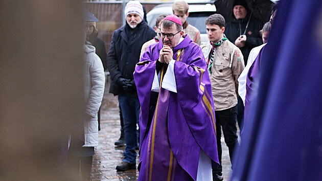 Biskup Tom Holub se po bohoslub zastavil u pietnho msta vnovanmu obtem stelce na filozofick fakult v Praze. (23. prosince 2023)