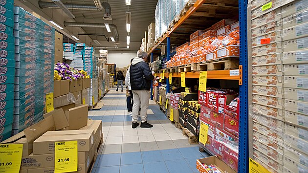 Z�kazn�ci si na�li cestu do diskontn� prodejny potravin a drogerie �et�zce Mere na okraji Obchodn�ho centra Rokycansk� v Plzni. (20. prosince 2023)