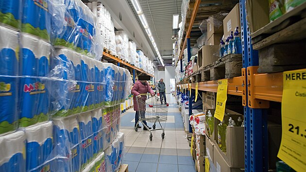 Zkaznci si nali cestu do diskontn prodejny potravin a drogerie etzce Mere na okraji Obchodnho centra Rokycansk v Plzni. (20. prosince 2023)