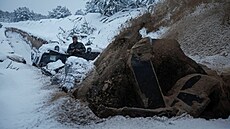 Hloubení zákop� v Uzav�ené zón� �ernobylské jaderné elektrárny u hranic s...