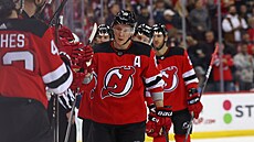 Ond�ej Palát oslavuje gól se spoluhrá�i z New Jersey.