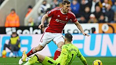 Chris Wood z Nottinghamu obchází branká�e Martina Dúbravku z Newcastlu.
