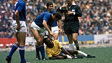 Pelé ve finále mistrovství svta v roce 1970 po tvrdém zákroku italských...
