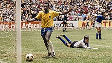 JE TAM. Pelé se raduje z prvního gólu ve finále MS 1970. Na zemi pihlíí...