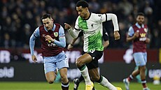 Cody Gakpo (vpravo) z Liverpoolu a Josh Brownhill z Burnley.