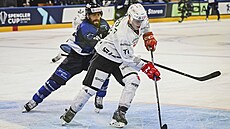 Michal Hrádek (vpravo) z Pardubic a Peter Mueller z týmu Ambri-Piotta.