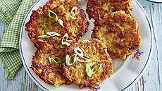 Bramboráky se slaninou, salát