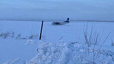 Dopravní letadlo An-24 na letiti na ruském Dálném východ minulo ranvej a...