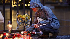 U budovy pra�ského Karolina vzniklo pietní místo k uct�ní památky st�elby na...