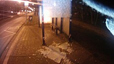 Rozbitá autobusová zastávka v brnnské Hakov ulici