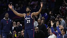 Pivot Philadelphia 76ers Joel Embiid slaví v utkání s Minnesotou Timberwolves.