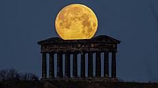 Lidé se dívají na západ studeného M�síce v úpl�ku u monumentu Penshaw ve...