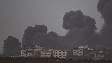 Kou stoupá k nebi po výbuchu v pásmu Gazy pi pohledu z jiního Izraele. (23....