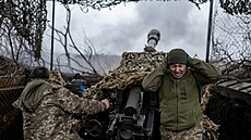 P�íslu�níci ukrajinské armády pálí z houfnice L119 na ruské vojáky u frontového...