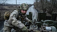 Písluník ukrajinské útoné brigády Fury obsluhuje dlo S60 u frontového msta...