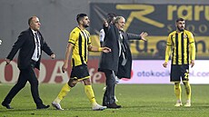 Kluboví �éfové tureckého Istanbulsporu odvád�jí hrá�e do kabin.