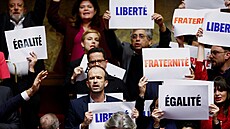 lenové francouzského parlamentu drí nápisy pi hlasování o zpísnní...