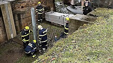 Stavba protipovod�ové zdi u Parolodi na Smetanov� náb�e�í v D��ín�. (22....