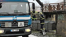 Stavba protipovod�ové zdi u Parolodi na Smetanov� náb�e�í v D��ín�. (22....