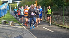 Záb�r z �estého kilometru. Vodi�ka Dominika Týlová (v zeleném) táhne vlá�ek...