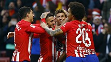 Fotbalisté Atlétika Madrid se radují z gólu, který vst�elil Marcos Llorente.