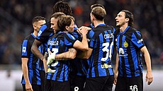 Fotbalisté Interu Milán oslavují gól, který vst�elil Nicolo Barella.