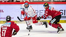 T�inecký úto�ník Petr Sikora zápolí o kotou� se spar�anským forvardem Filipem...