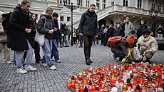 Pietní místo, kam lidé přicházejí uctít oběti čtvrteční střelby na Filozofické...