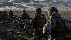 Ukrajin�tí vojáci 55. samostatné d�lost�elecké brigády krá�ejí na pozici u...