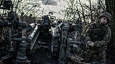 Ukrajinský voják 55. samostatné d�lost�elecké brigády p�ipravuje houfnici M777...