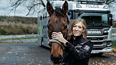 Kdy� ji vidíte v civilu, hned vás napadne a� ký�ovit� romantický výjev: K��...