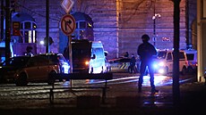 Policie zasahuje na nám�stí Jana Palacha v Praze u nahlá�ené st�elby ve �kole....