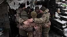 Ukrajintí vojáci se modlí se svým kaplanem pi oslavách Boího hodu jen kousek...