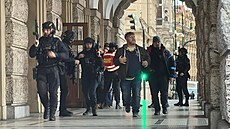 Policie zasahuje na náměstí Jana Palacha v Praze u nahlášené střelby ve škole....