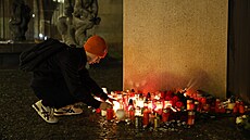 P�ed budovou v Karolinu vzniklo pietní místo, lidé tam p�icházejí za ob�ti...