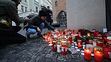 Ped budovou v Karolinu vzniklo pietní místo, lidé tam picházejí za obti...