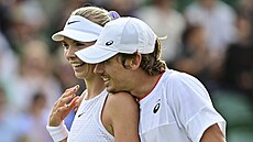 Britská tenistka Katie Boulterová a Australan Alex de Minaur tvoí v soukromém...