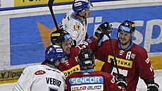 Hokejisté Sparty slaví vedoucí gól proti Kladnu.